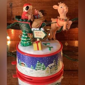 Enesco Santa Sleigh Music Box Plays “Up On the Rooftop” NEW Vintage 1994